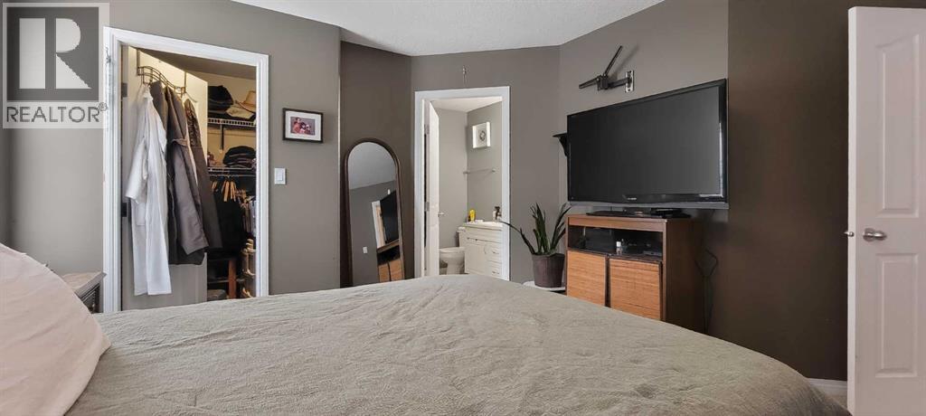 9827 67 Avenue - 10