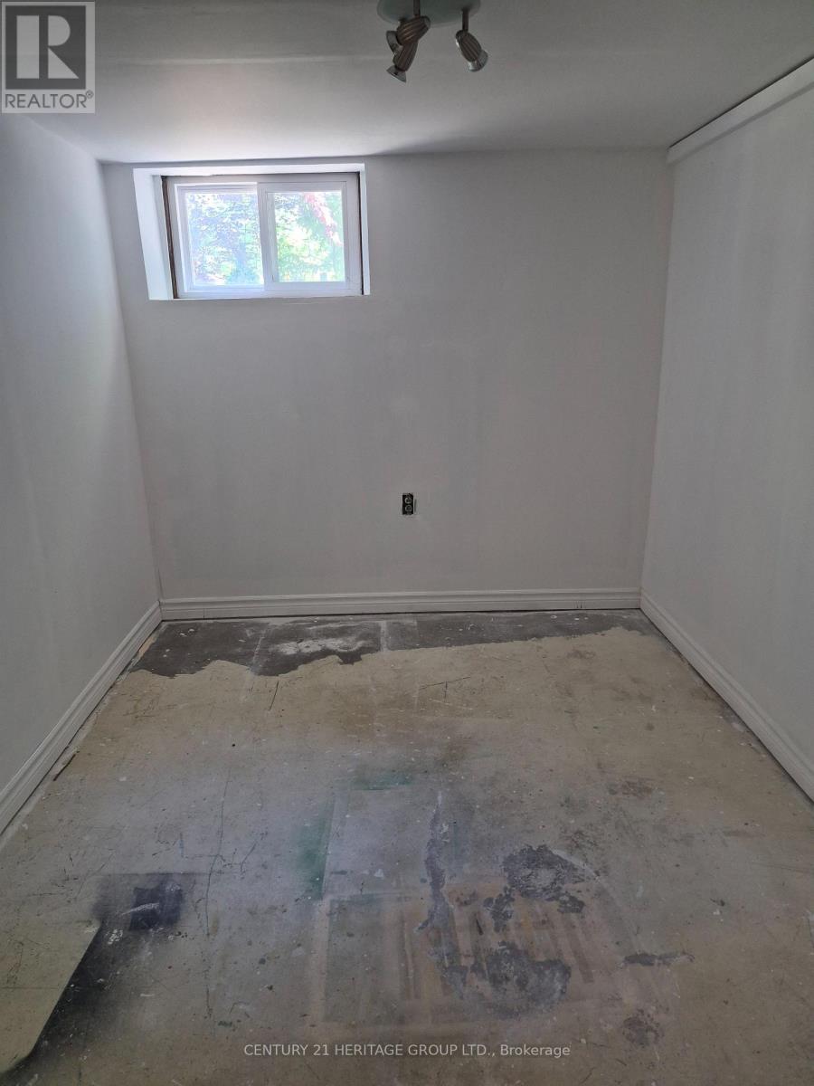 69 LINDSAY AVENUE - 31