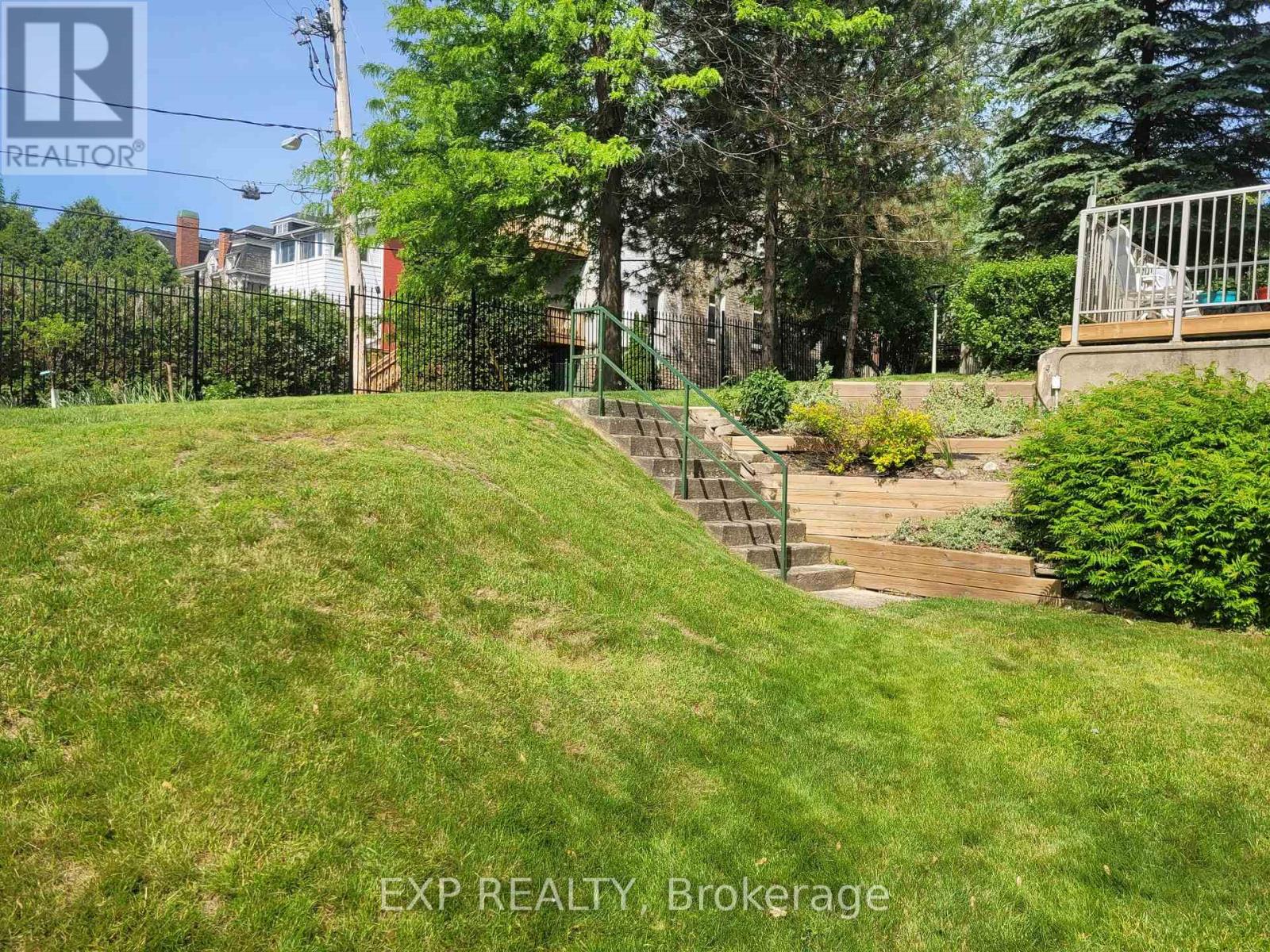 #304 109 KING STREET E - 39