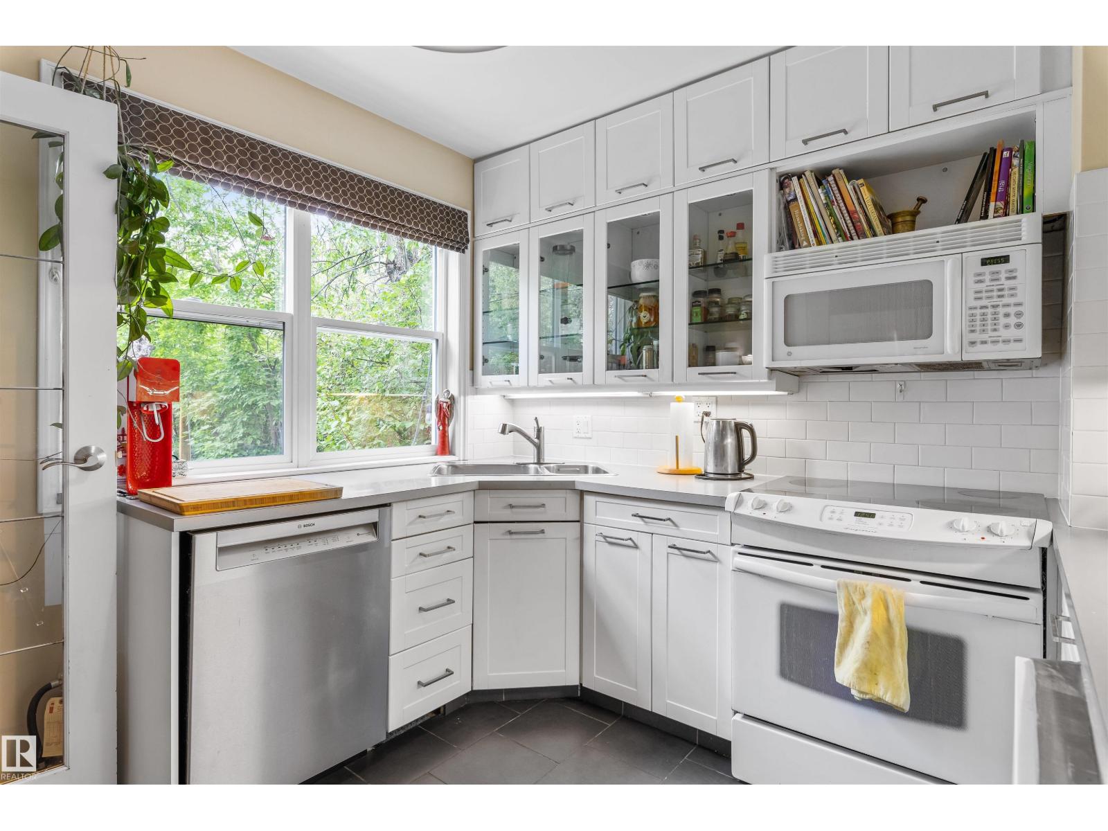 14007 104 AV NW - 9