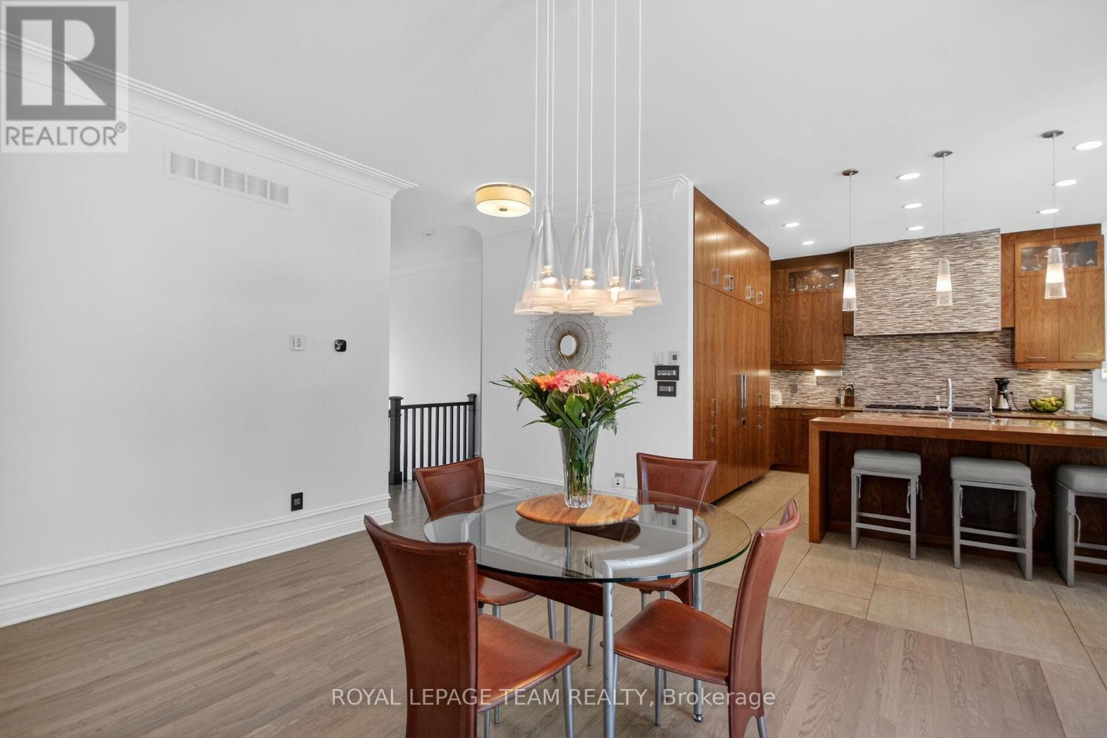 5849 QUEENSCOURT CRESCENT SW - 11