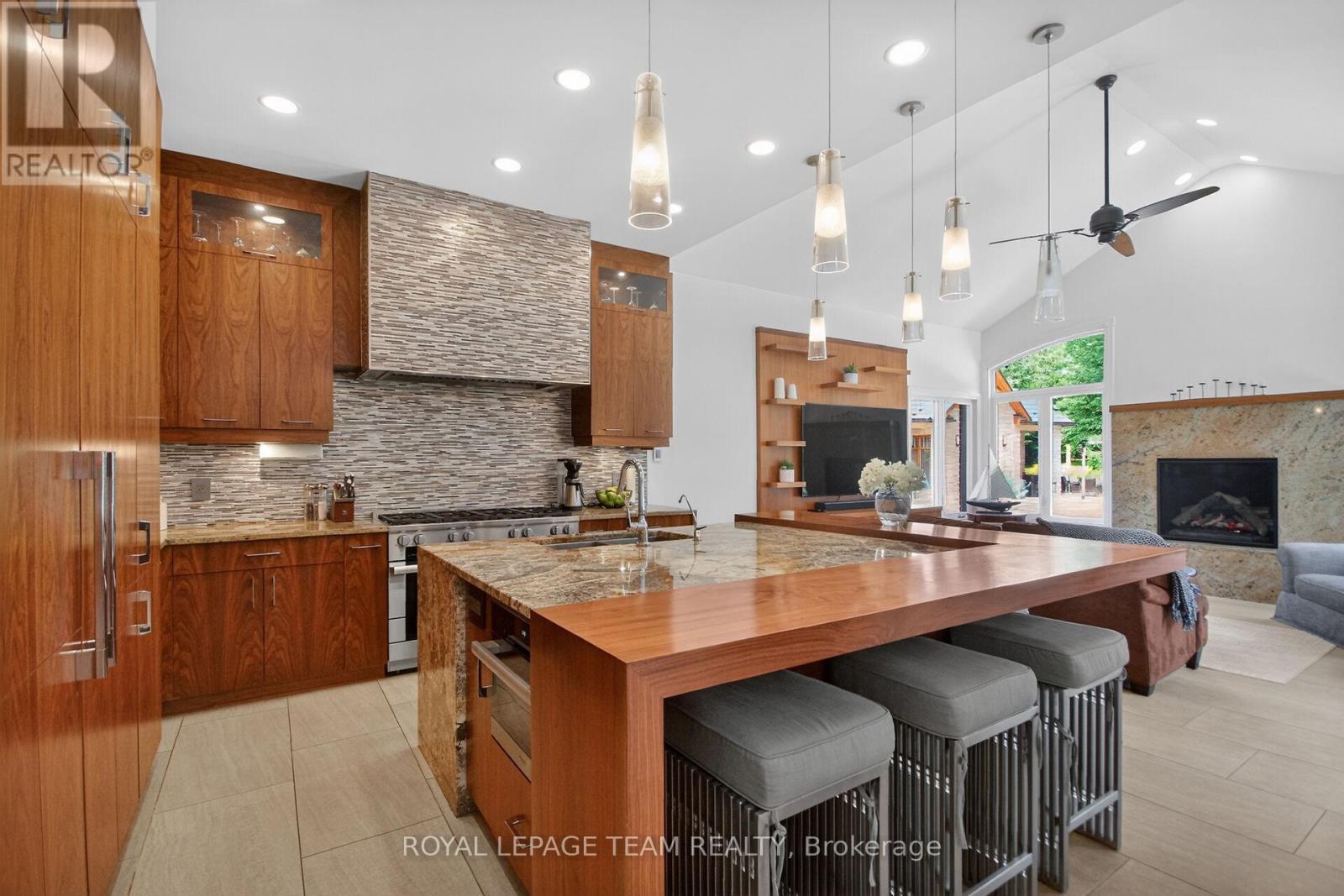 5849 QUEENSCOURT CRESCENT SW - 13