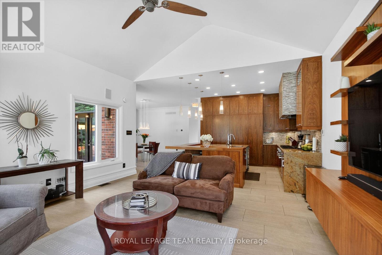 5849 QUEENSCOURT CRESCENT SW - 18