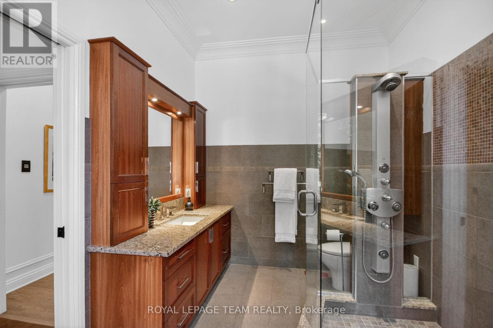 5849 QUEENSCOURT CRESCENT SW - 21