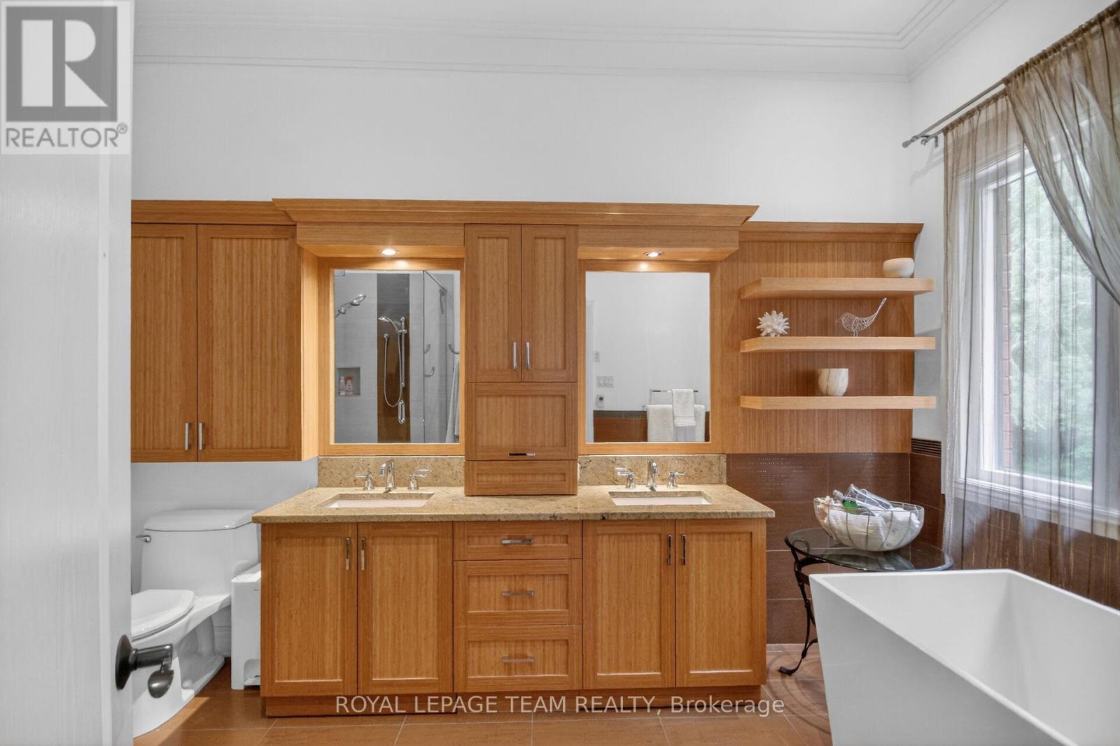5849 QUEENSCOURT CRESCENT SW - 24