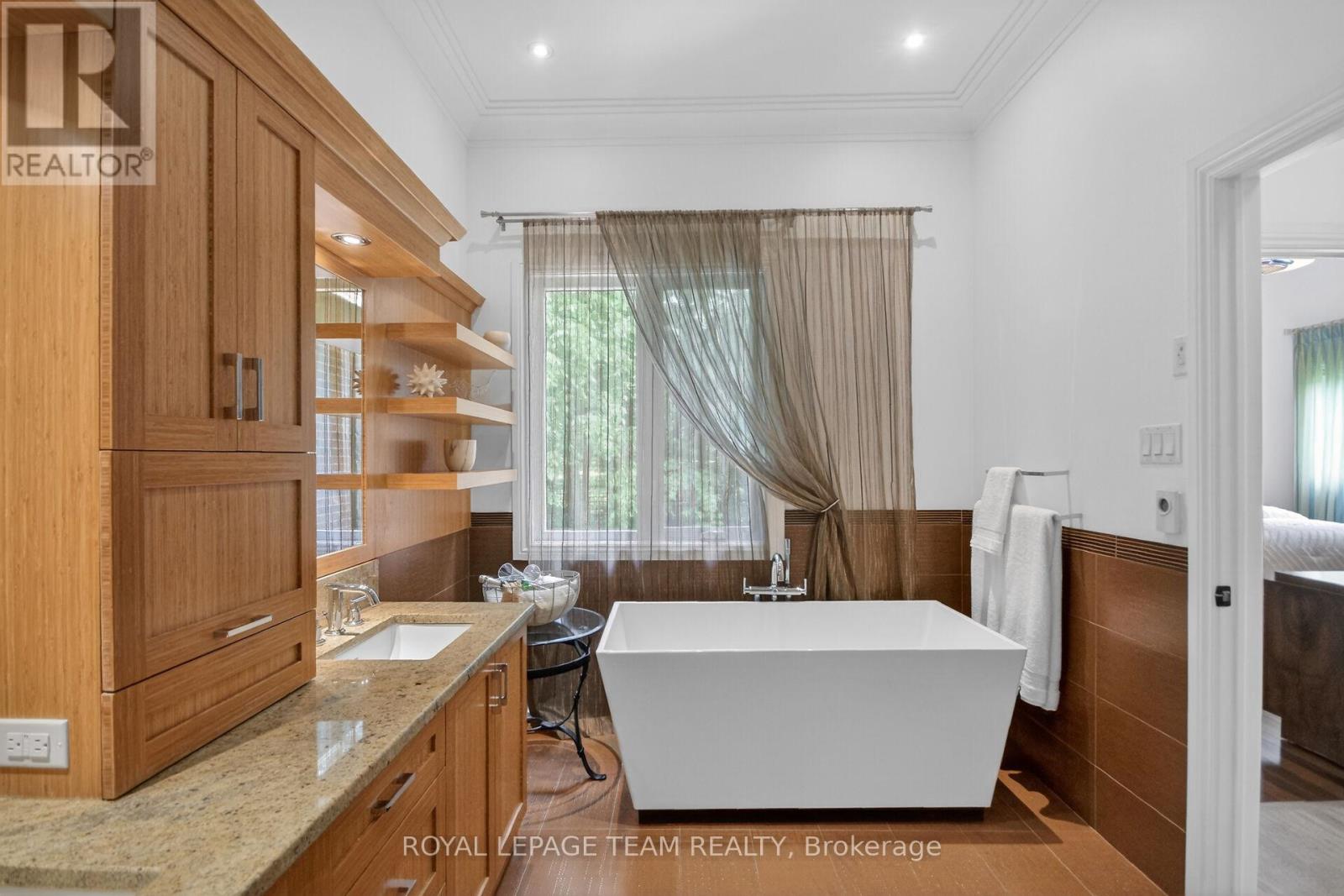 5849 QUEENSCOURT CRESCENT SW - 25