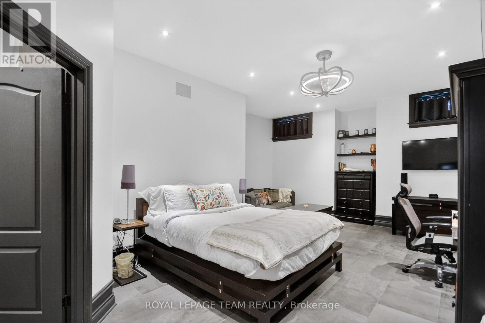5849 QUEENSCOURT CRESCENT SW - 26