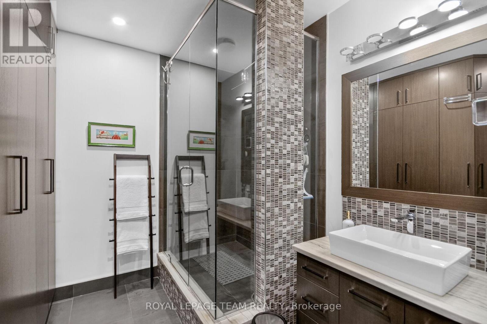 5849 QUEENSCOURT CRESCENT SW - 27