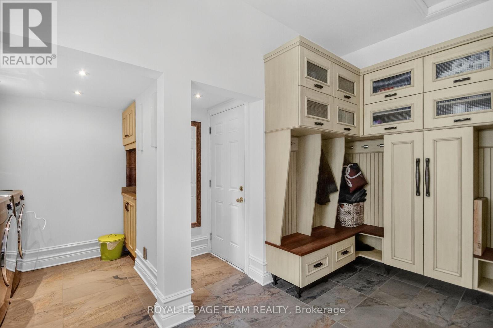 5849 QUEENSCOURT CRESCENT SW - 28
