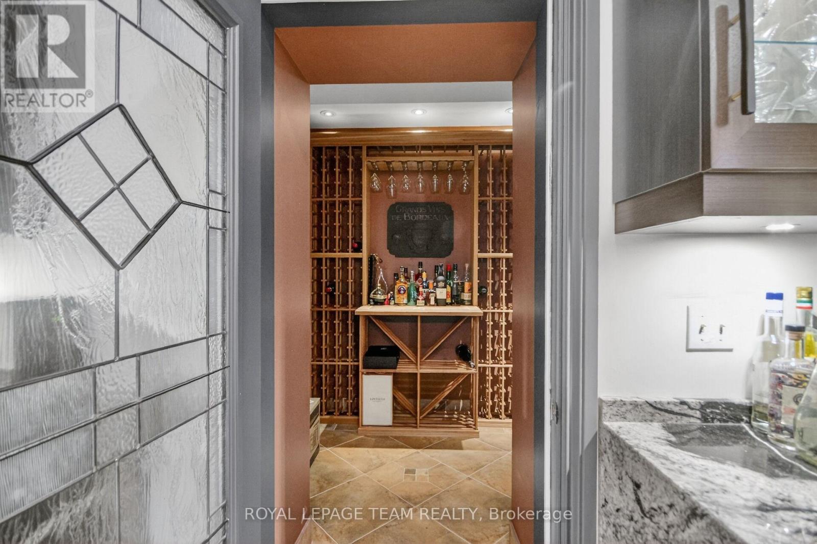5849 QUEENSCOURT CRESCENT SW - 32