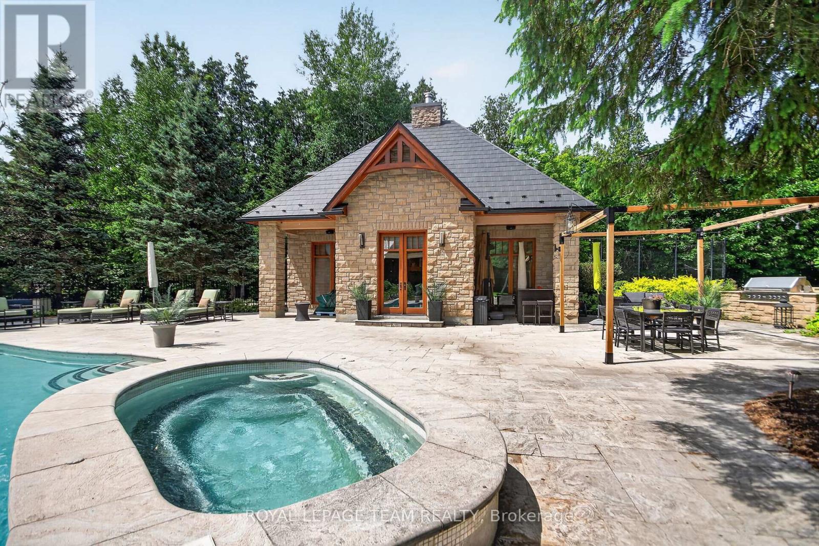 5849 QUEENSCOURT CRESCENT SW - 36