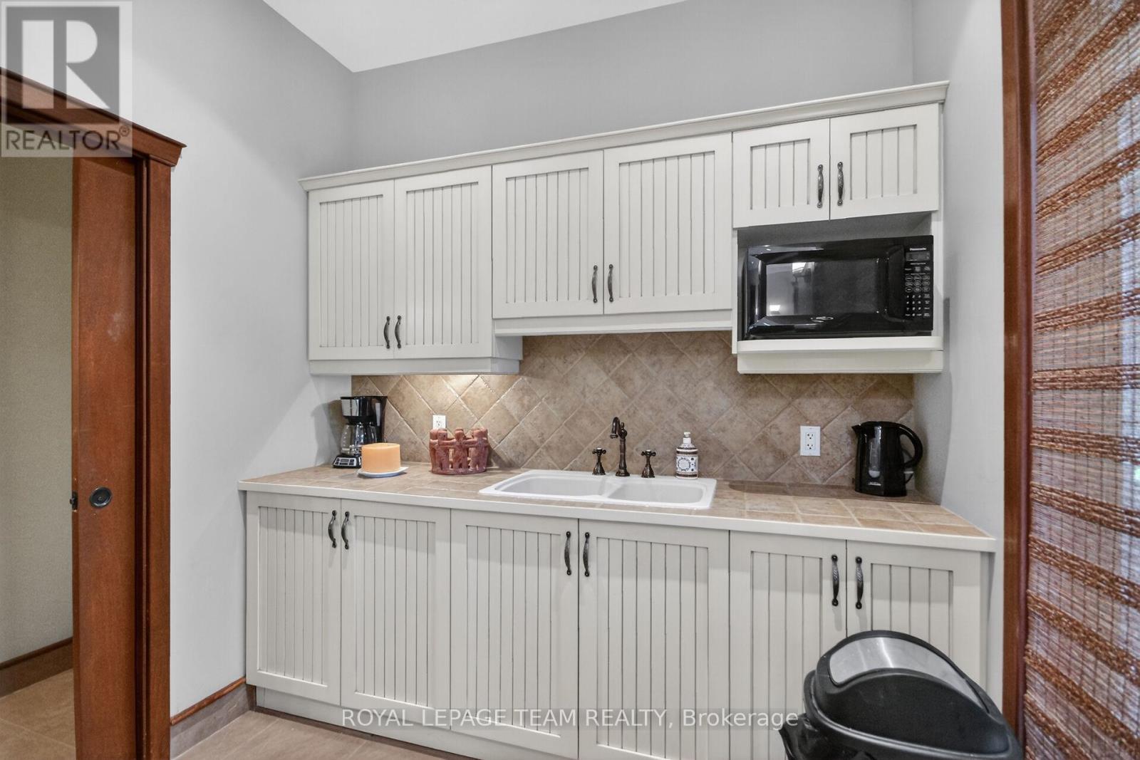 5849 QUEENSCOURT CRESCENT SW - 38