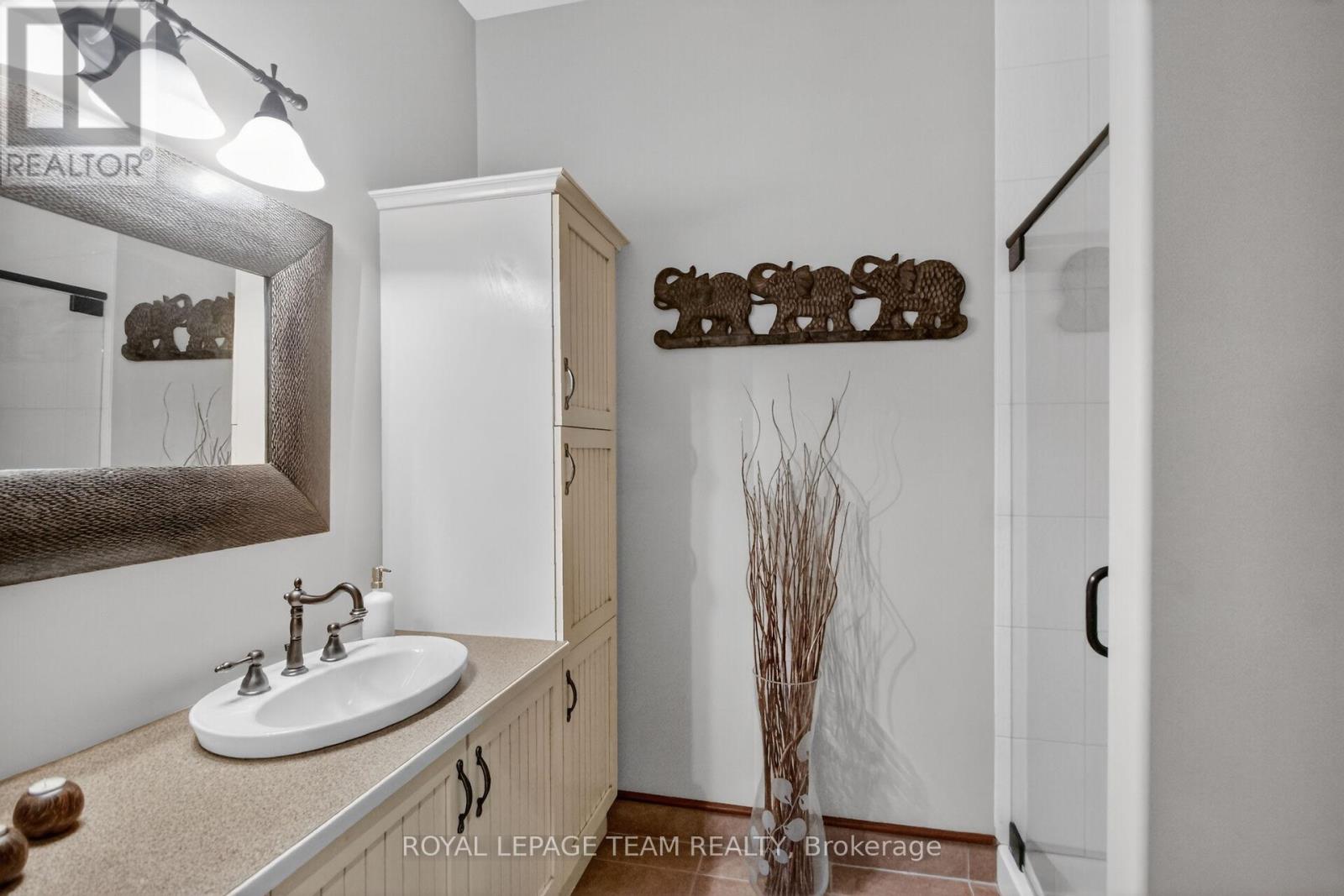 5849 QUEENSCOURT CRESCENT SW - 39