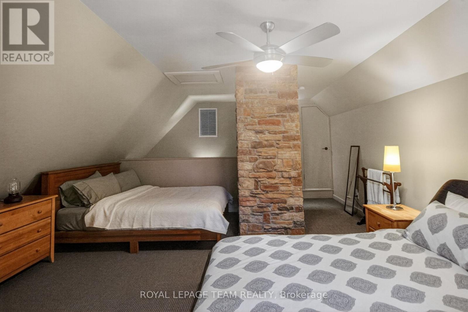 5849 QUEENSCOURT CRESCENT SW - 40