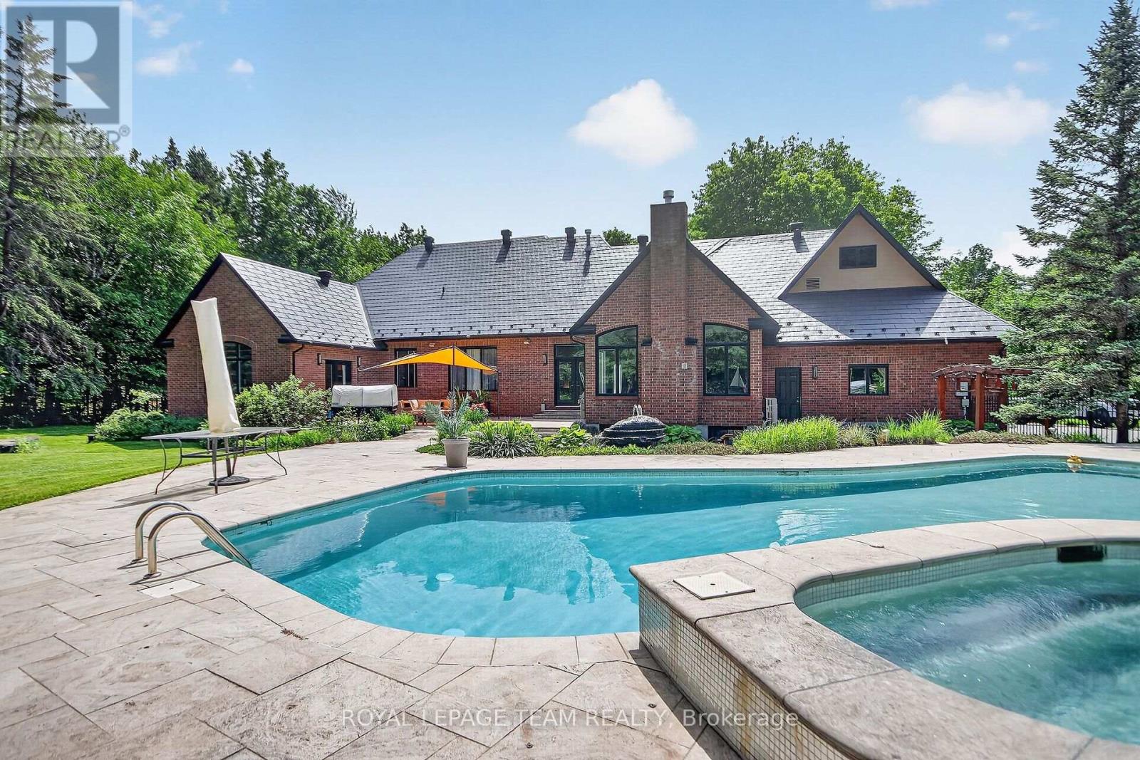 5849 QUEENSCOURT CRESCENT SW - 41