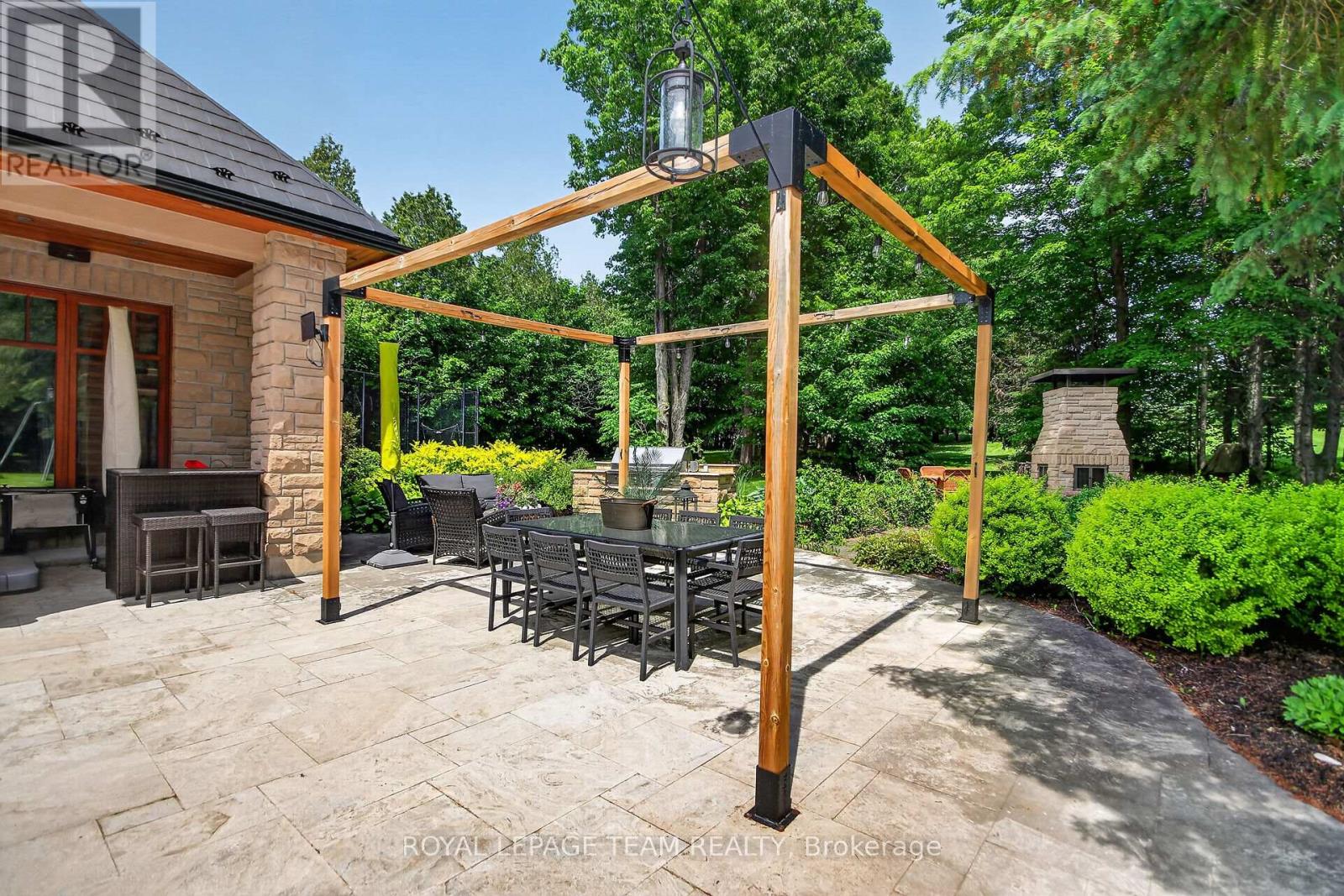 5849 QUEENSCOURT CRESCENT SW - 44