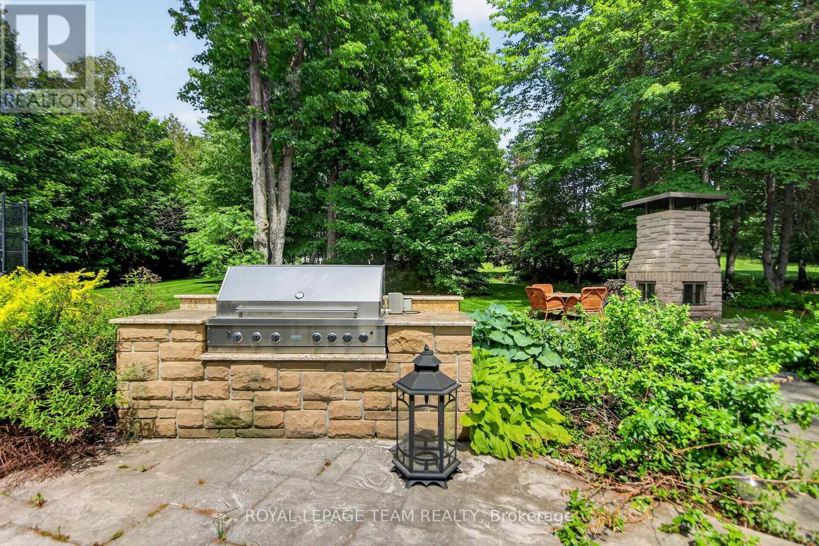 5849 QUEENSCOURT CRESCENT SW - 45
