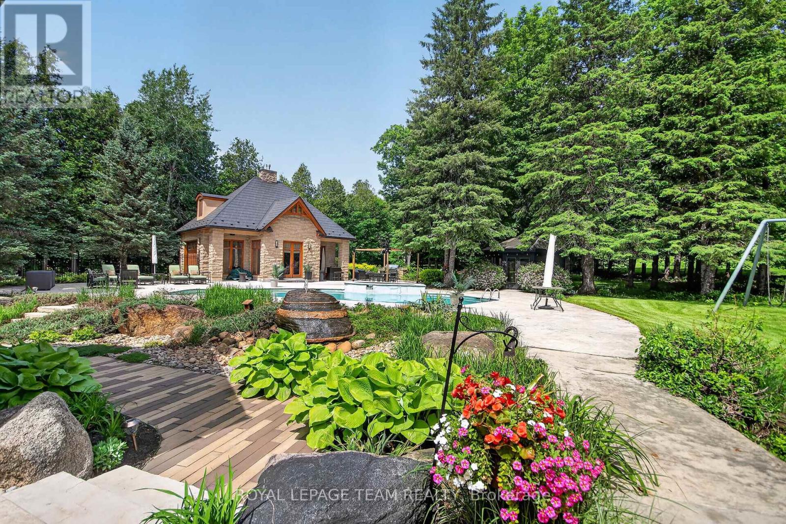 5849 QUEENSCOURT CRESCENT SW - 49