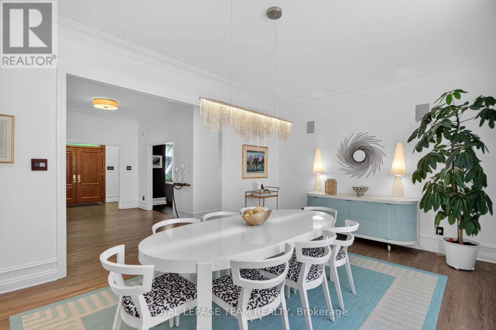 5849 QUEENSCOURT CRESCENT SW - 8