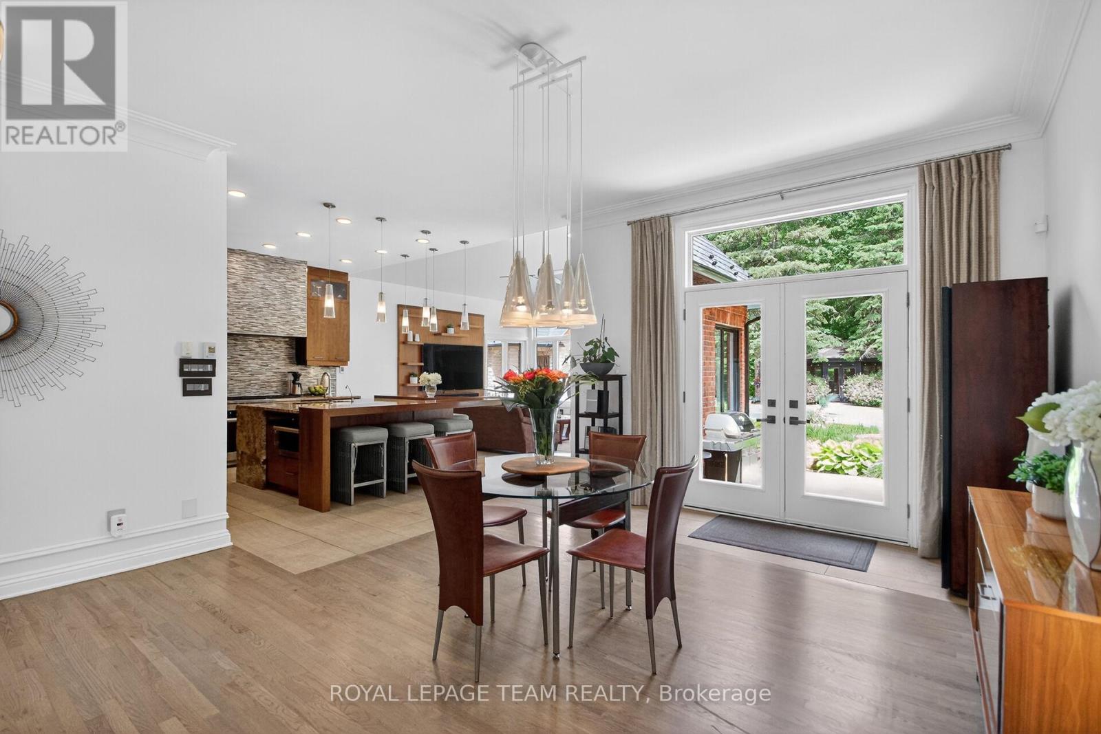 5849 QUEENSCOURT CRESCENT SW - 9