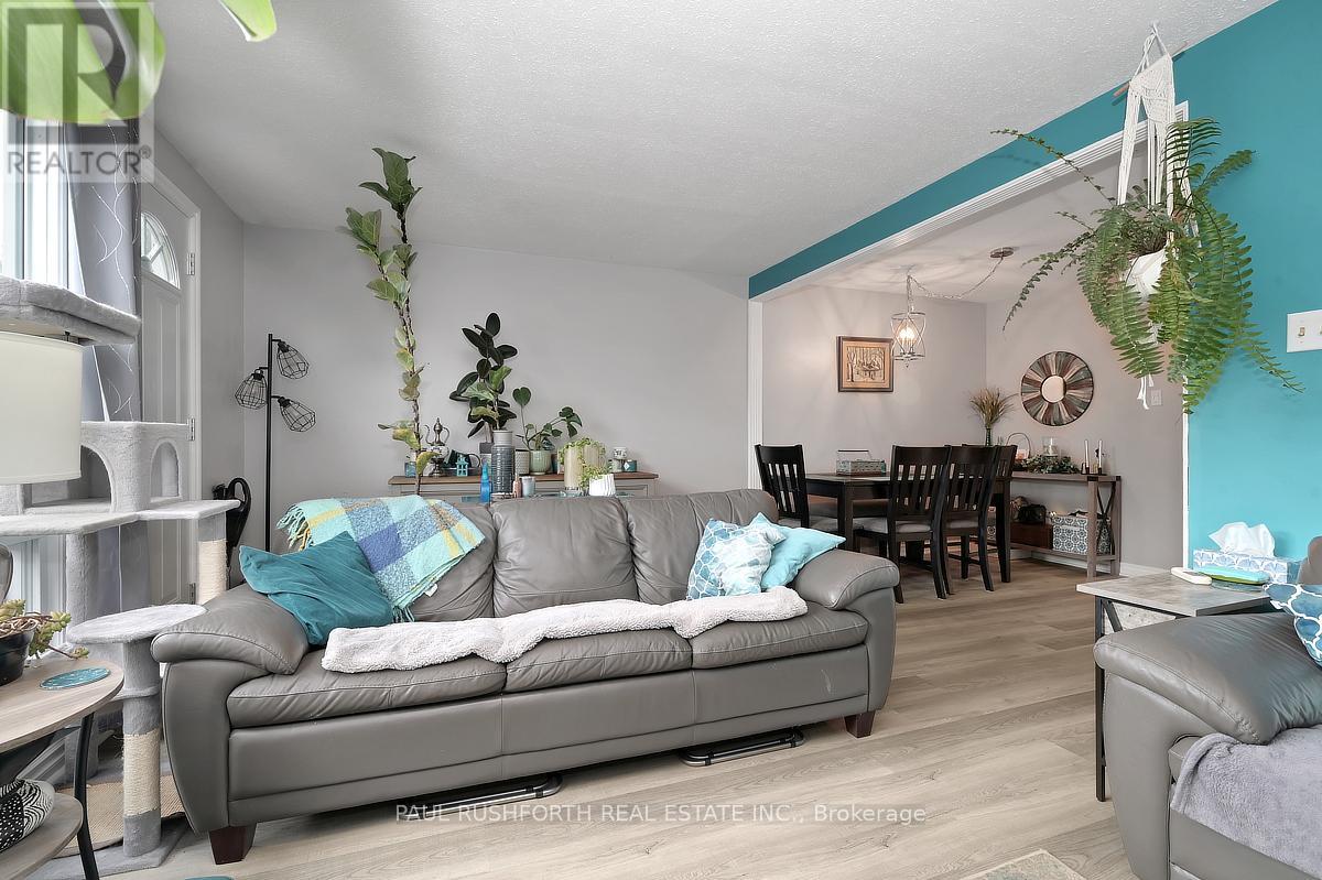 3 Bed, 2 Bath House for Sale in Ottawa – 207 THISTLEDOWN COURT, Ottawa – MLS# X13248400 - Image 7