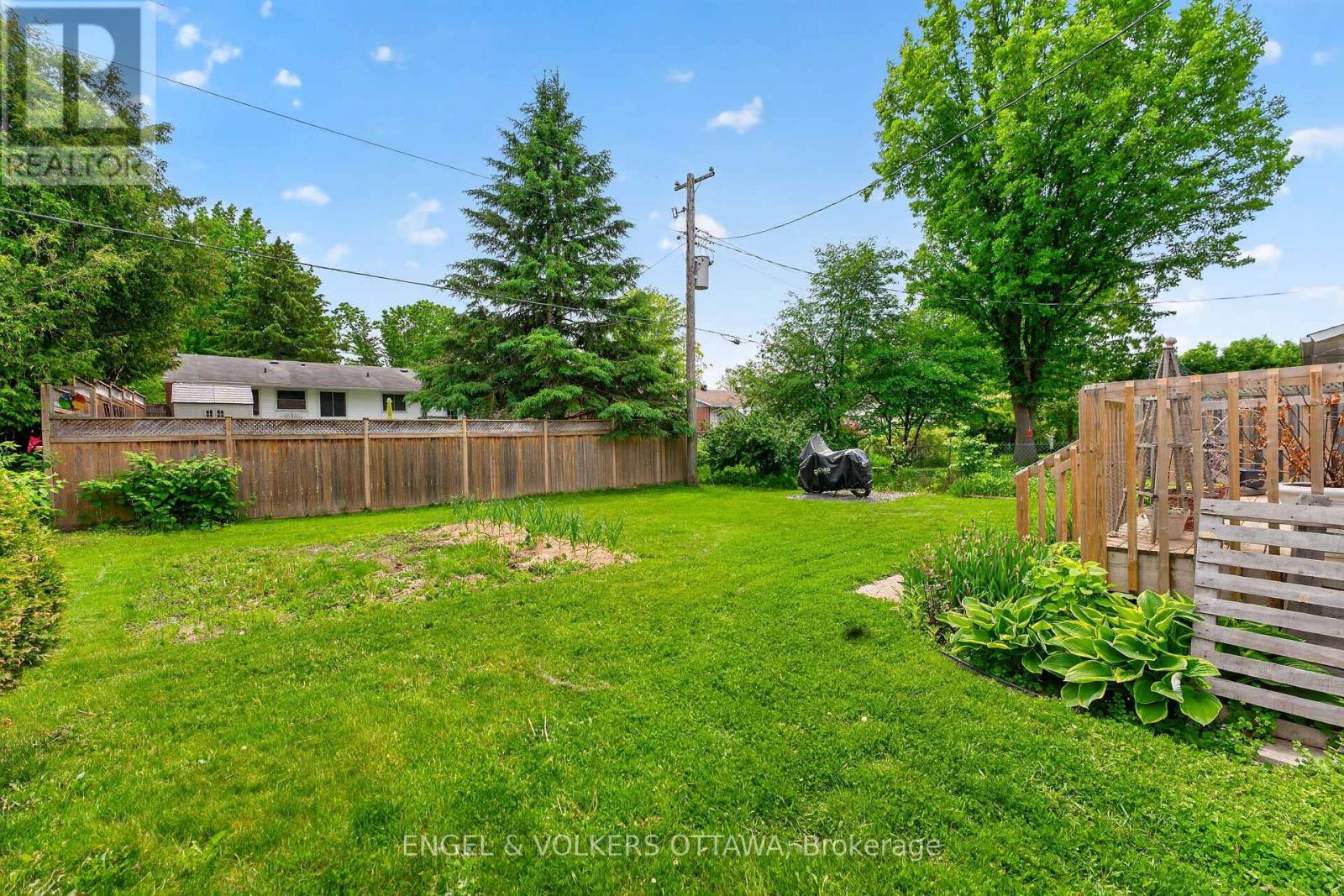 2 Bed, 1 Bath House for Rent in Ottawa – 2548 HANLON AVENUE, Ottawa – MLS# X13248518 - Image 20