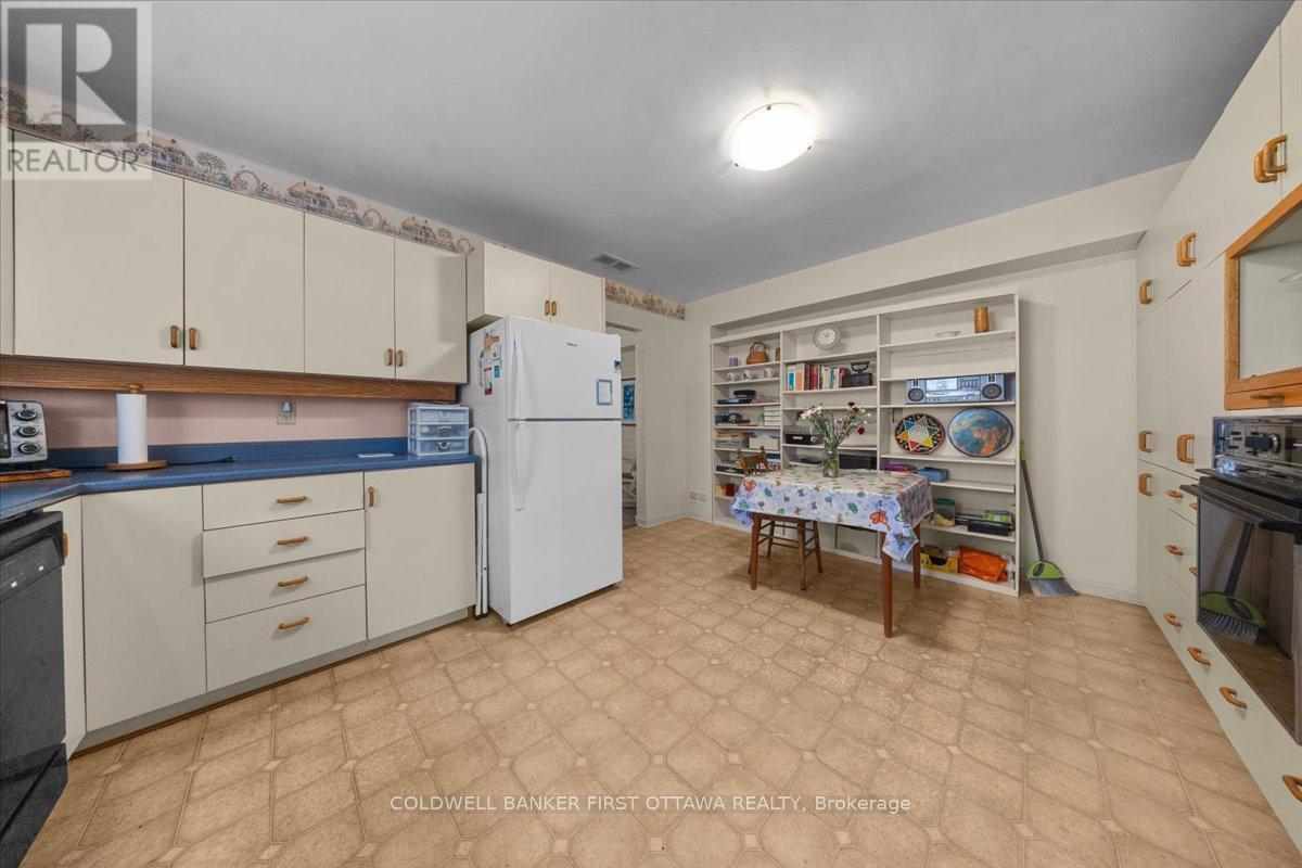 832 IVANHOE AVENUE - 18