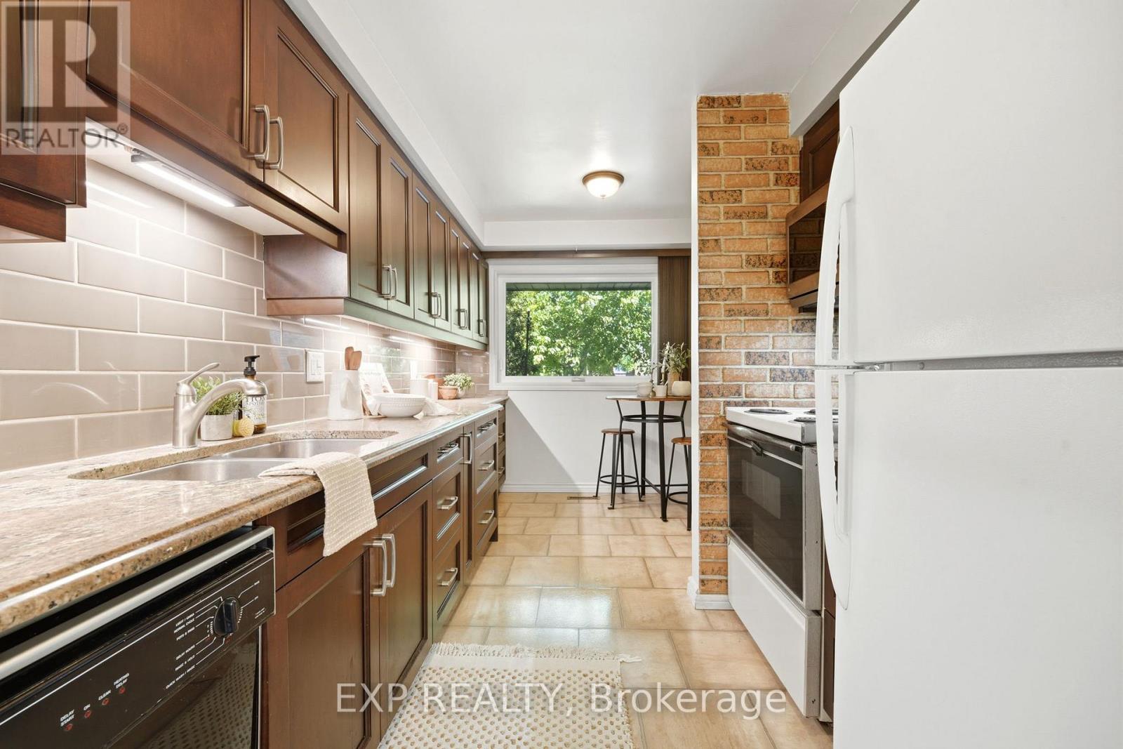 225 INVERGORDON AVENUE - 8