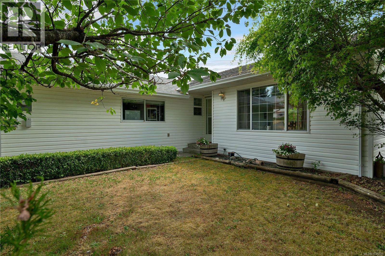 755 Kit Cres - 1