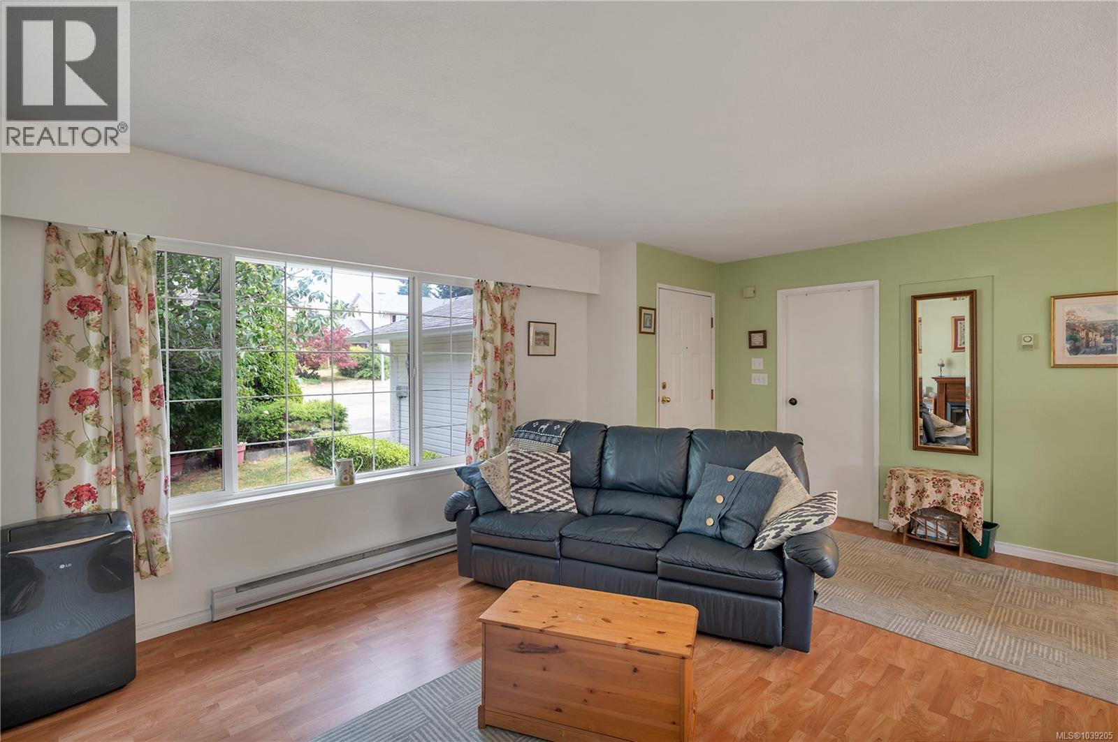 755 Kit Cres - 10