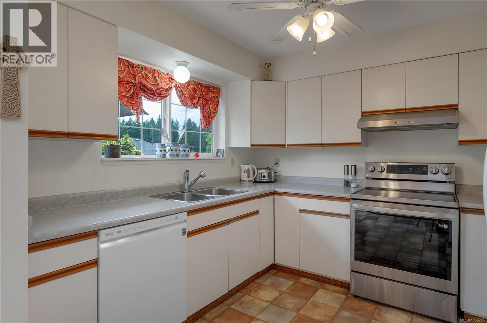 755 Kit Cres - 11
