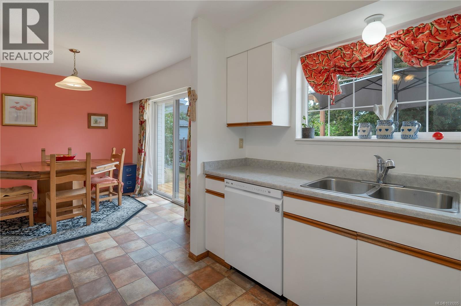 755 Kit Cres - 14