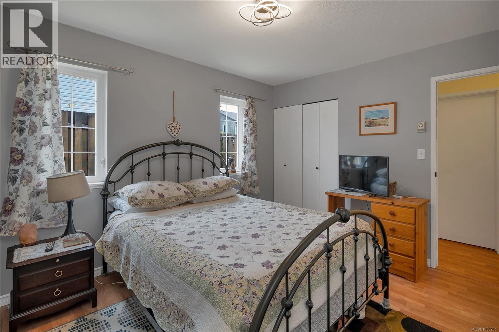 755 Kit Cres - 19
