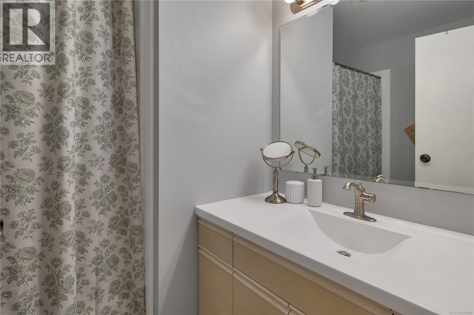 755 Kit Cres - 20