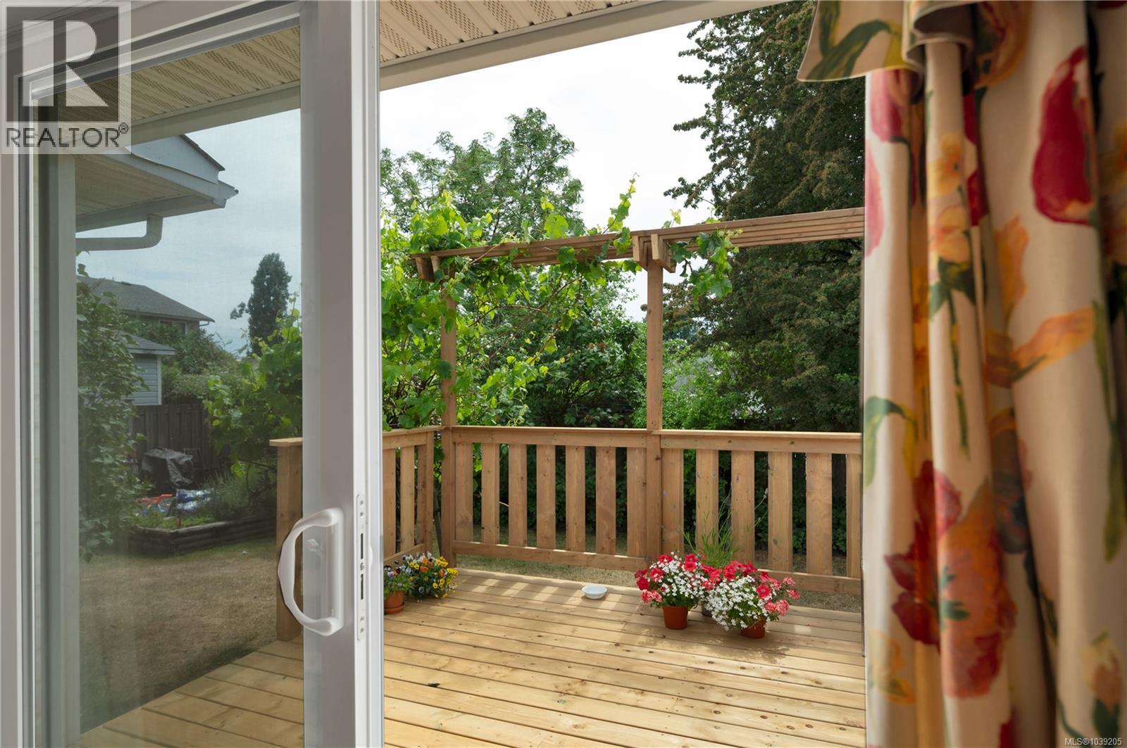 755 Kit Cres - 25