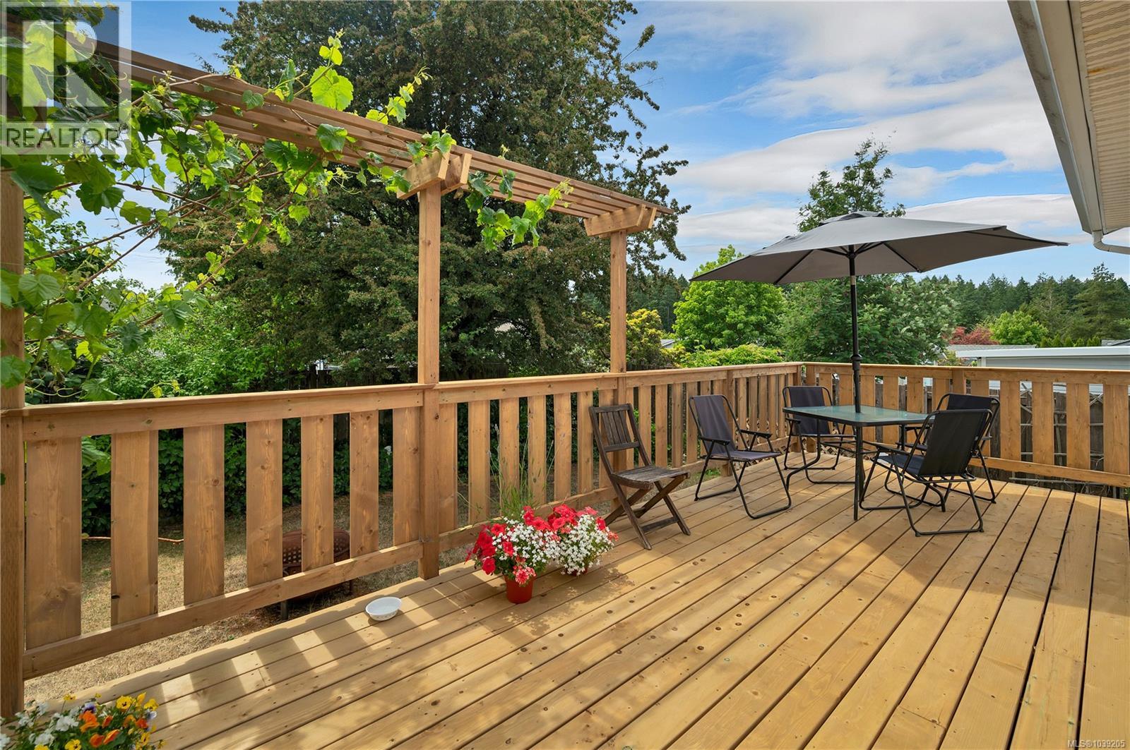 755 Kit Cres - 4