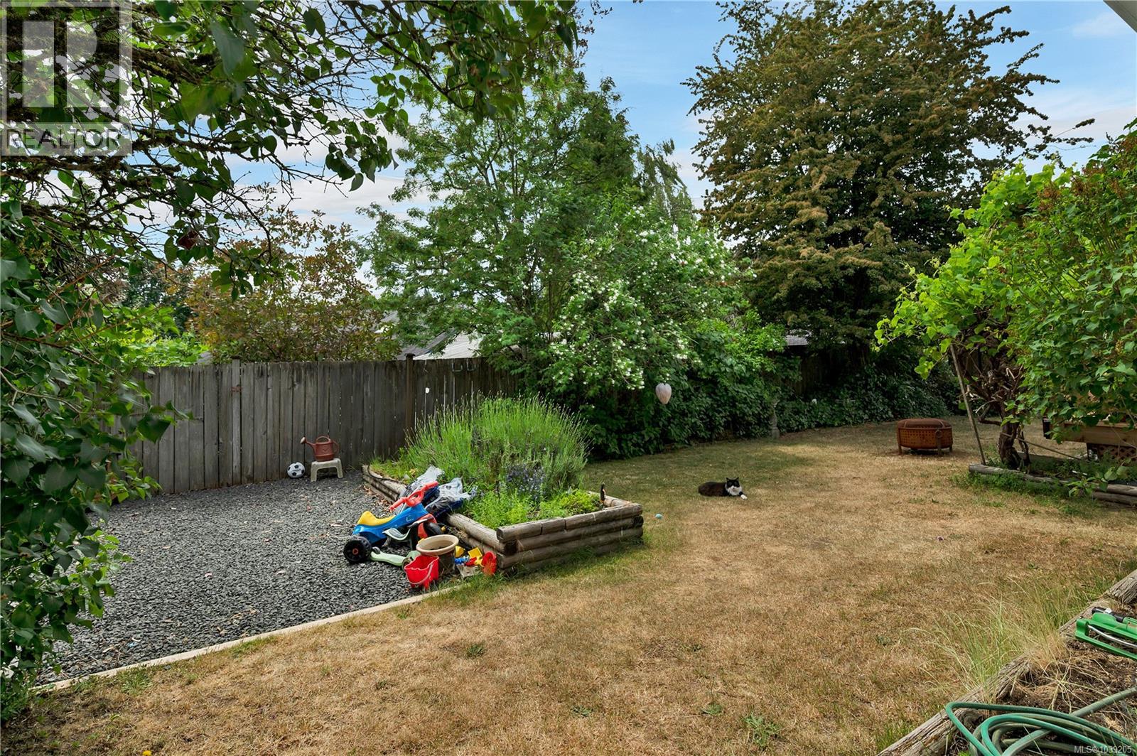 755 Kit Cres - 7