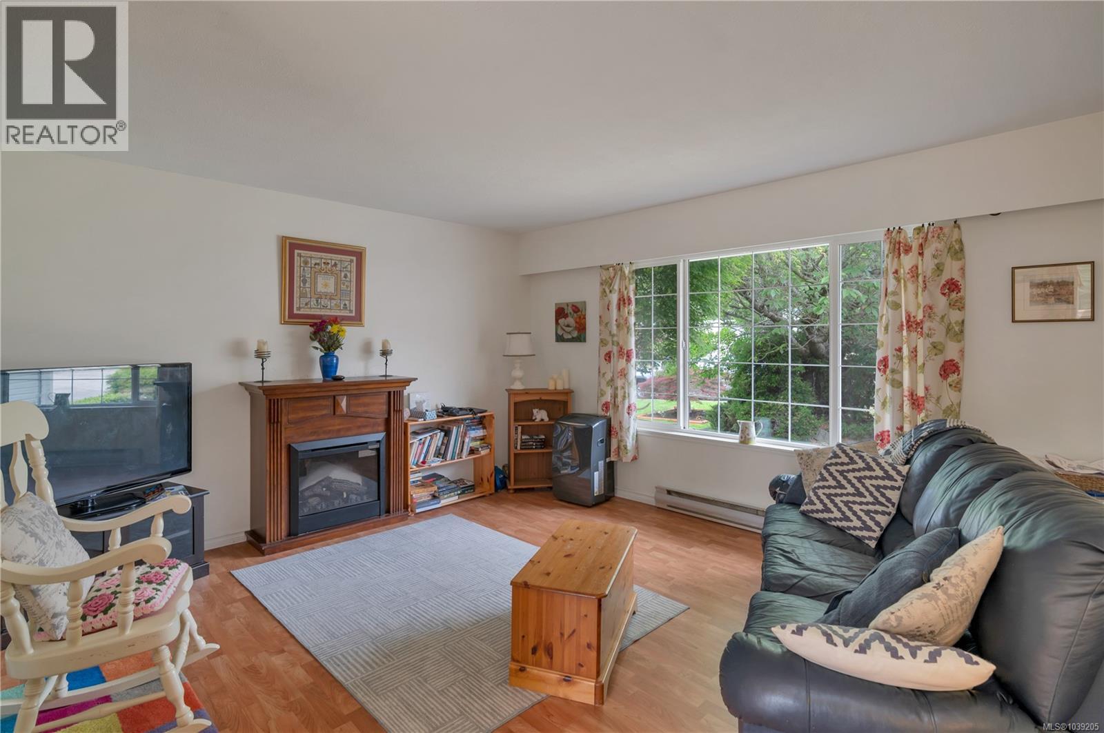 755 Kit Cres - 8