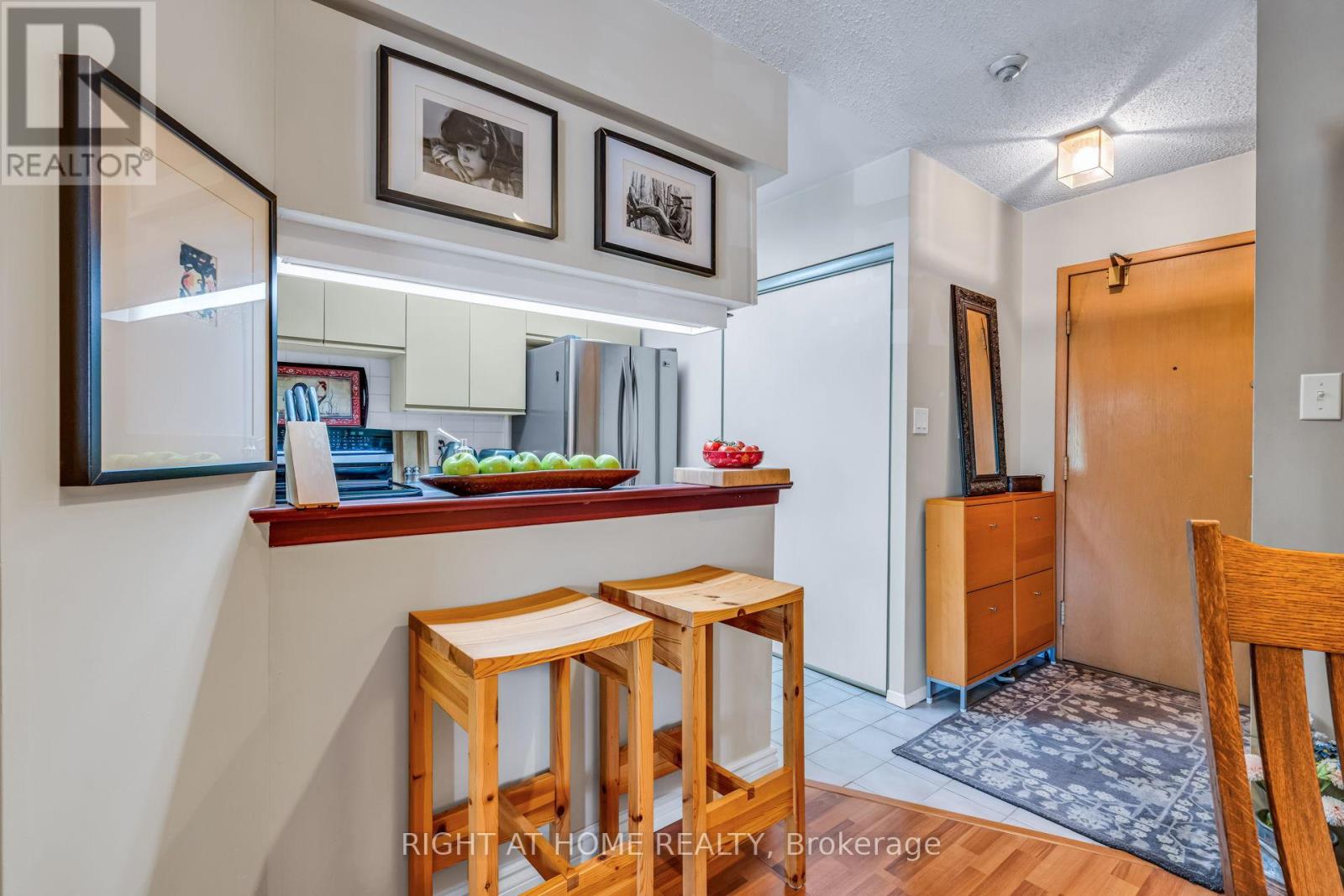 #208 20 SOUTHPORT STREET - 10
