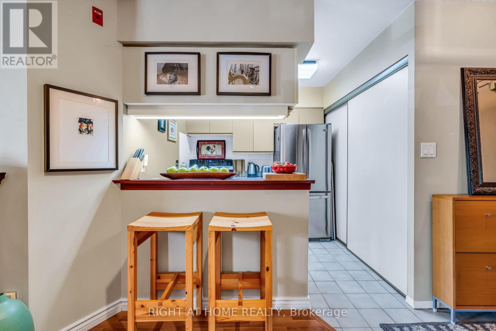 #208 20 SOUTHPORT STREET - 11