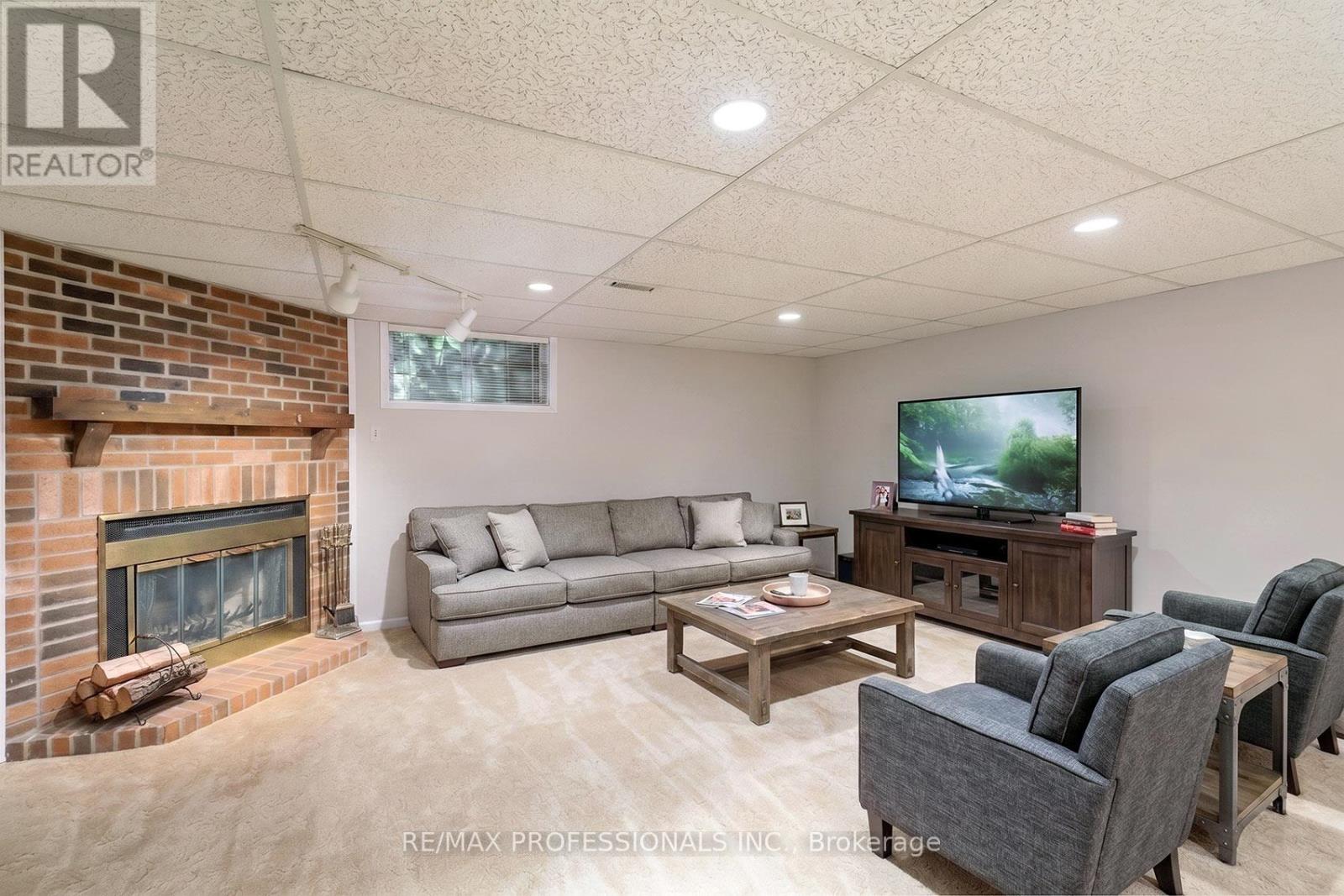 7 TAMARACK CIRCLE - 36