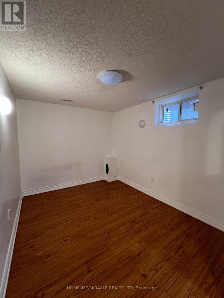 8 ARDA CRESCENT - 32