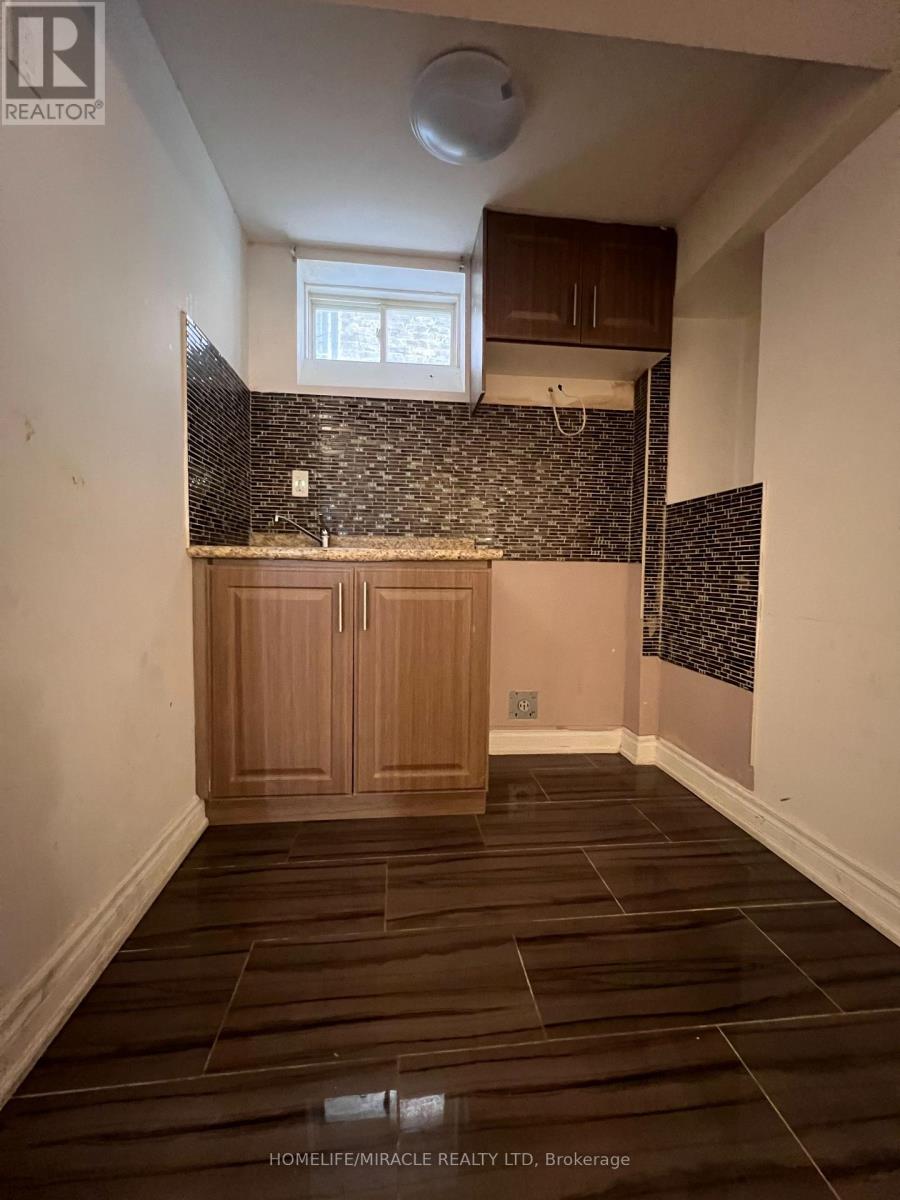 8 ARDA CRESCENT - 36