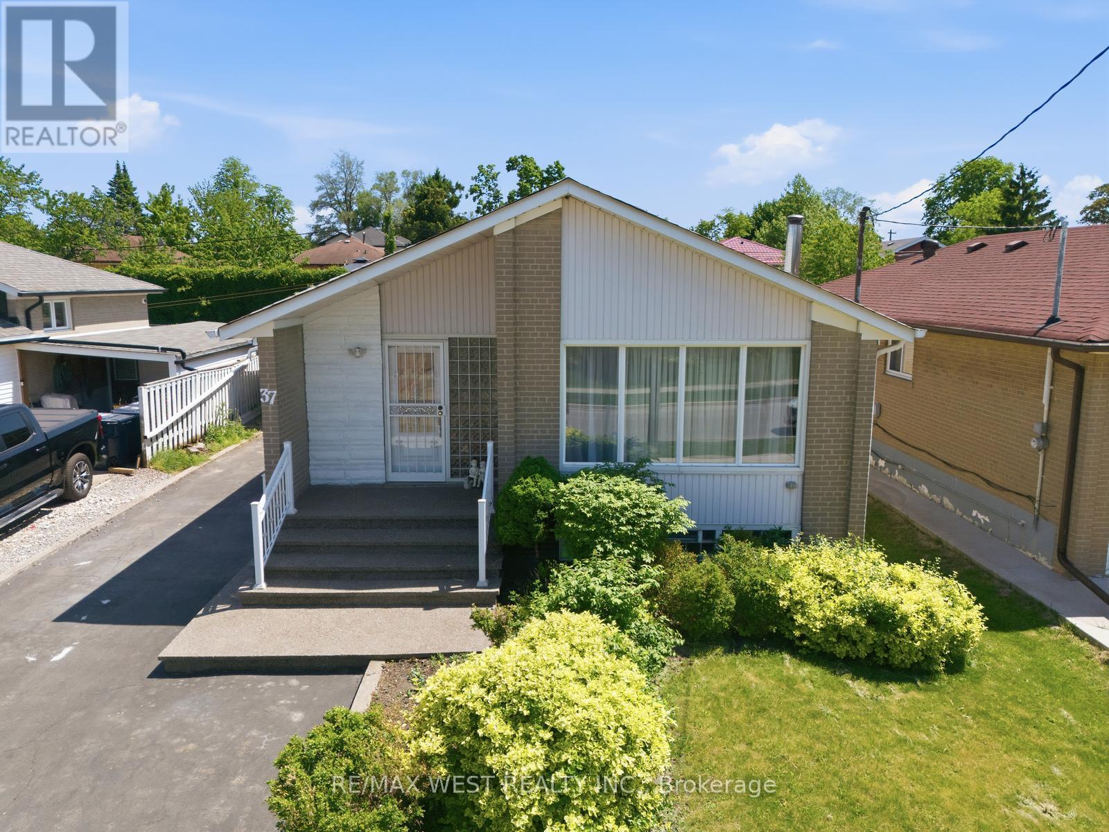 37 BEAUMONDE HEIGHTS DRIVE - 2