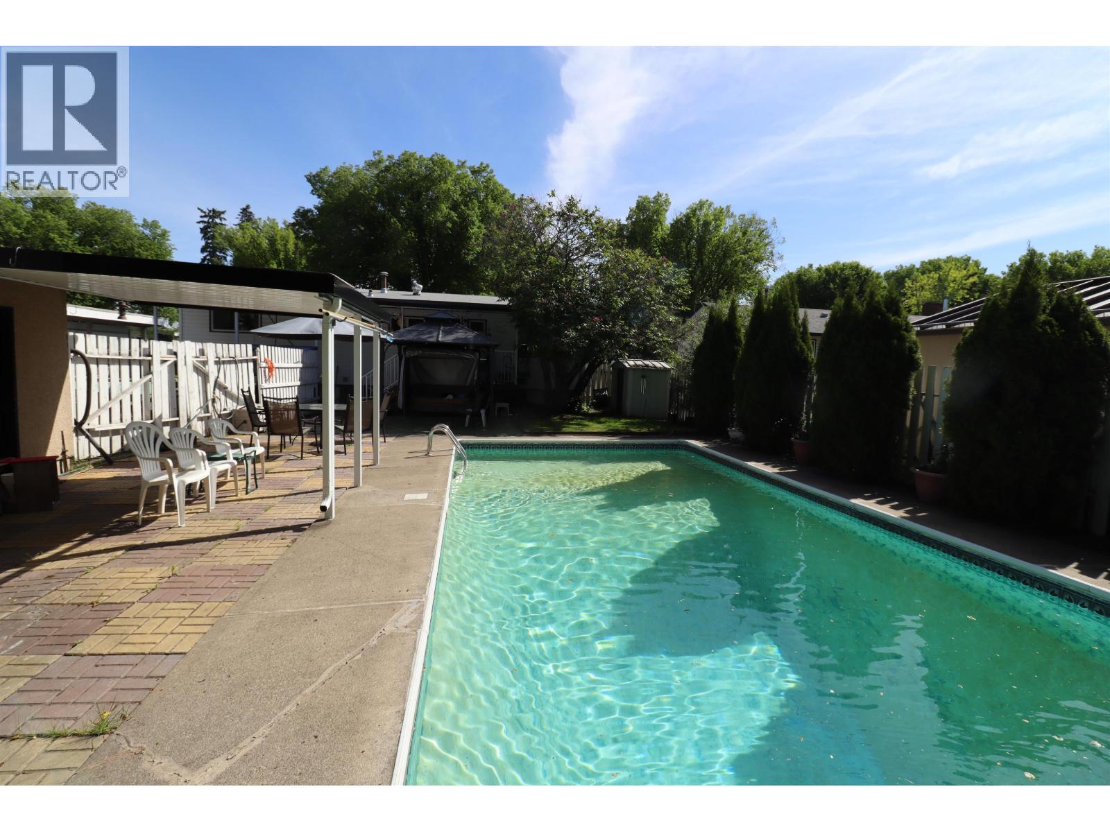 132 MCKENZIE AVENUE - 28