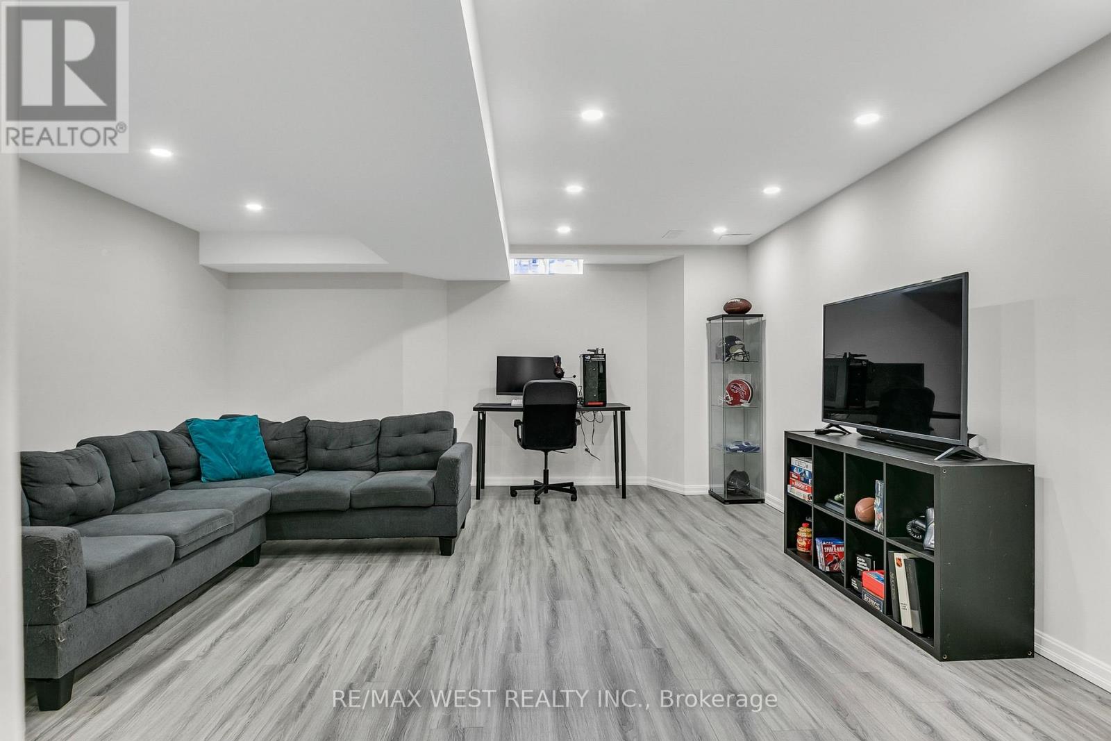 21 SIBELLA WAY - 32