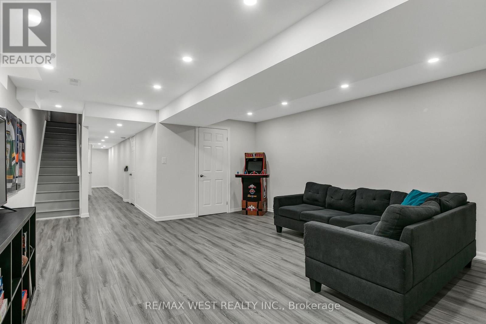 21 SIBELLA WAY - 33