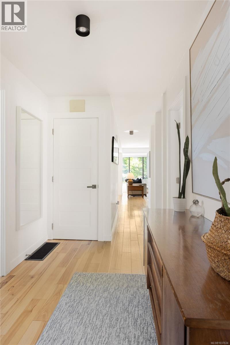 2887 Colquitz Ave - 15