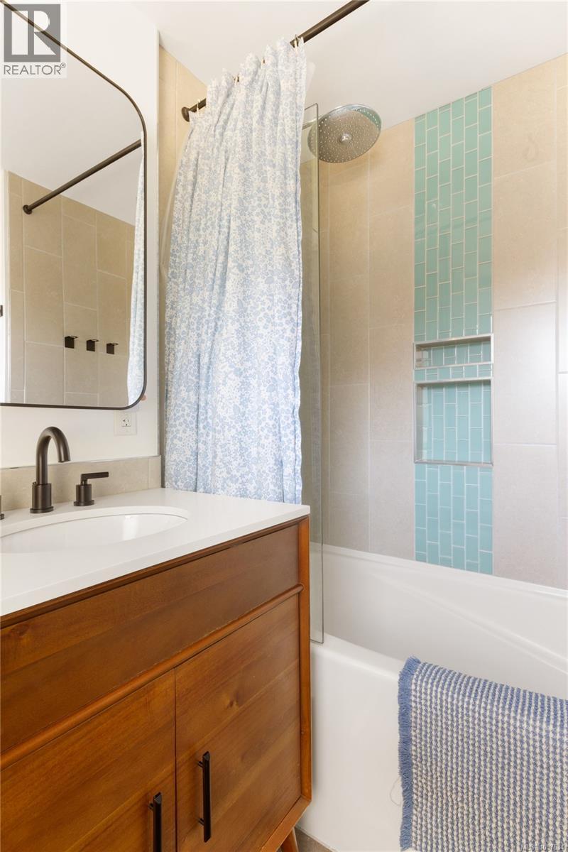 2887 Colquitz Ave - 17