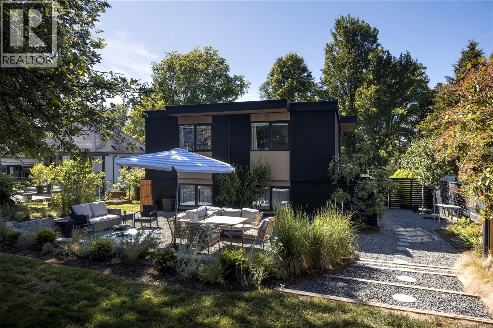 2887 Colquitz Ave - Image 2